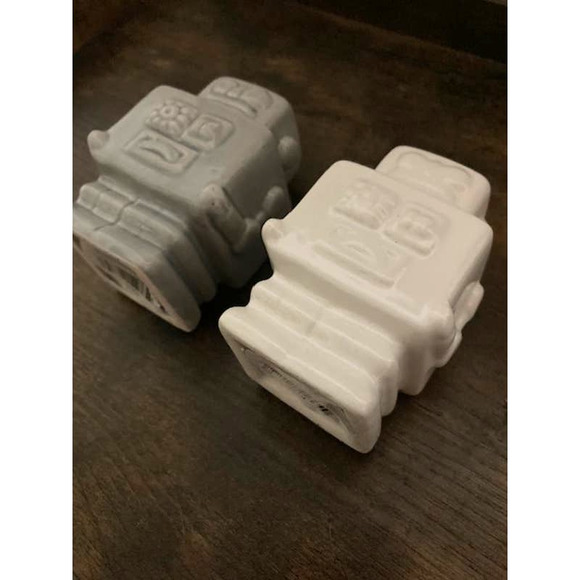 Retro Gray & White Ceramic Robot Figurines - Robot Couple - Picture 6 of 7